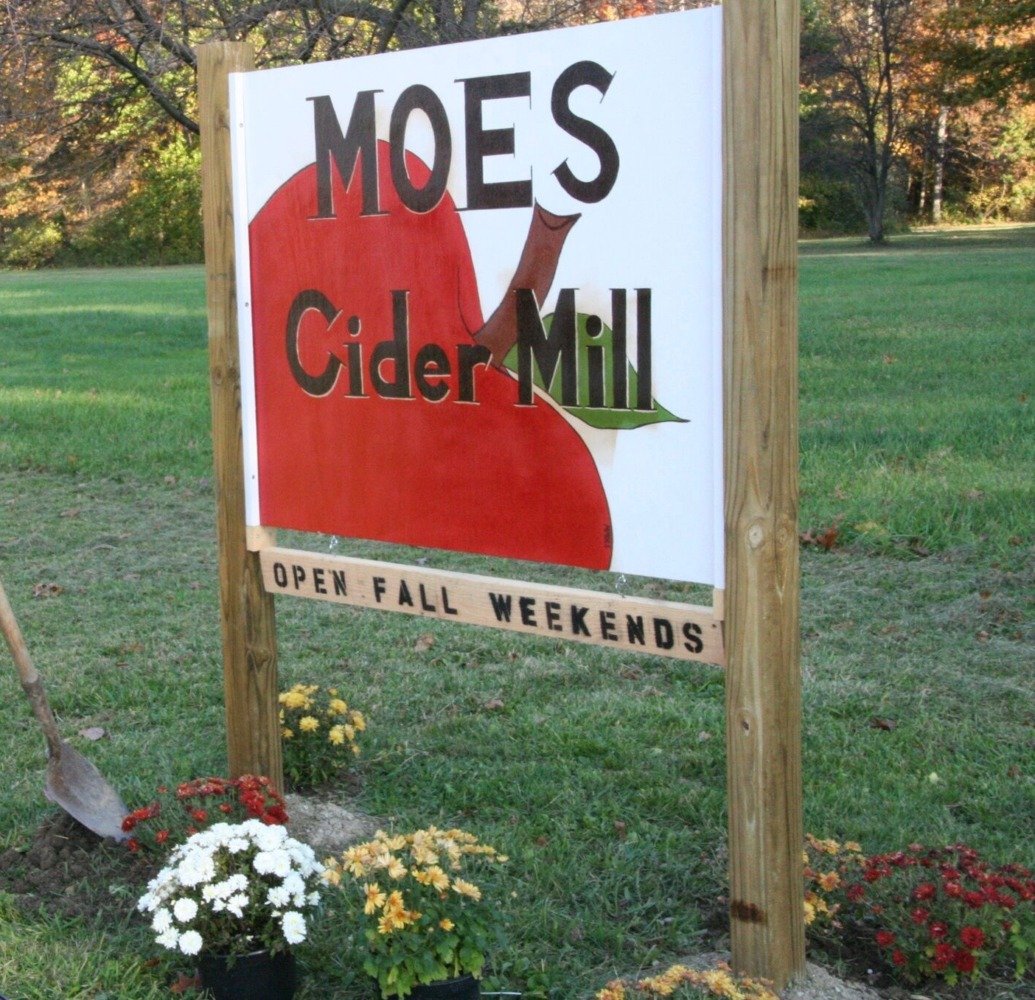 moes cider mill sign